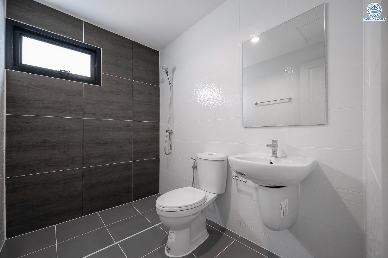 บ้านมือสองตกแต่งใหม่ โครงการ มณธานี บางแค บ้านเดี่ยว 3 ชั้นหลังมุม ดีไซน์หรูหรา เนื้อที่กว้าง 65.6 ตร.ว. พื้นที่ใช้สอย 240 ตร.ม. ฟังก์ชัน 5 ห้องนอน 4 ห้องน้ำ 2 ที่จอดรถ ฟังก์ชันครบตอบทุกไลฟ์สไตล์ บนทำเลศักยภาพ เชื่อมต่อถนนกาญจนาภิเษก ใกล้เดอะมอลล์บางแค ใกล้รถไฟฟ้าสายสีน้ำเงิน "สถานีหลักสอง" และจุดขึ้นทางด่วน "กาญจนาภิเษก"